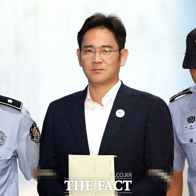 이재용 삼성전자 부회장의 뇌물공여 사건 항소심 첫 공판준비기일이 28일 진행된 가운데 미국의 유력매체인 포브스가 이 부회장의 1심 판결과 관련해 법치가 아닌 정치적 영향의 결과라고 지적해 눈길을 끌고 있다. /더팩트 DB