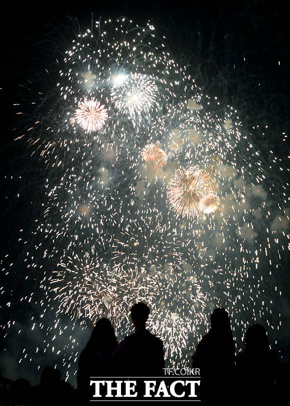 추석 연휴 첫날인 30일 오후 2017 서울세계불꽃축제가 서울 여의도 일대에서 열려 화려한 불꽃들이 하늘을 수놓고 있다.