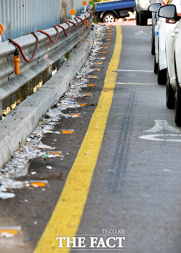 지난달 30일 오후 서울 금천구 시흥동의 한 도로 갓길에 운전자들이 버린 담배꽁초 등 쓰레기가 수북이 쌓여있다. /이덕인 기자