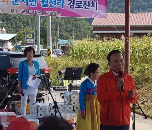 지역 경로잔치를 찾아 인사말 전하는 박덕흠 한국당 의원. /박덕흠 의원 페이스북
