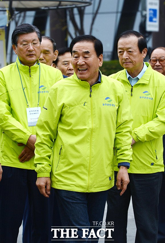 이재오 늘푸른한국당 대표가 30일 최근 이명박 정부에 대한 검찰 수사를 강하게 비난했다. 사진은 지난 4월 17일 서울 광화문 광장 이순신 동상 앞에서 대통령 후보 출정식을 진행하는 이 대표./남용희 기자