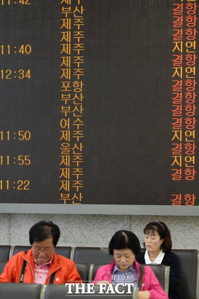 추석 연휴를 맞아 비행기 이용객이 늘어나면서 항공사의 비행기 운항 취소 기준이 주목 받고 있다. /더팩트DB