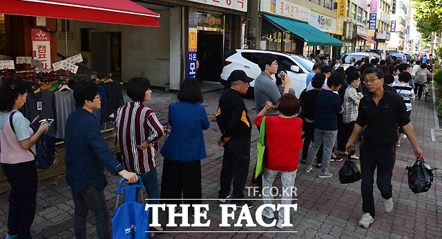 추석을 이틀 앞둔 2일 서울 중랑구 묵동의 홍어집에 많은 사람들이 줄지어 서 있다.