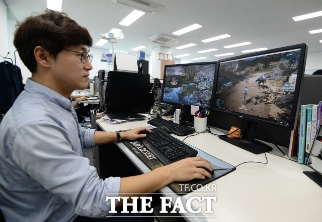 함영철 펄어비스 전략기획실장이 검은사막을 즐기고 있다. 그는 요즘 하루 2~3시간 정도 게임을 즐기기 위해 노력하고 있다고 말했다. /안양=임세준 기자