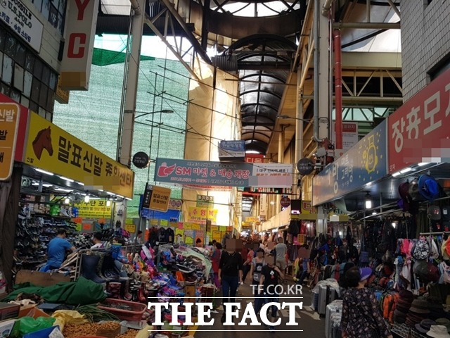 <더팩트> 취재진은 추석 대목을 앞둔 지난달 26일 대구 서문시장을 방문했다. 지난해 발생한 화마의 흔적(사진 왼쪽)이 남아 있었다. /대구=변동진 기자