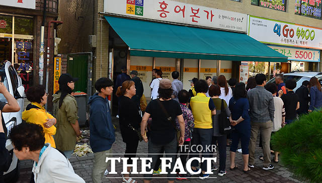 추석을 이틀 앞둔 2일 서울 중랑구 묵동의 홍어집에 많은 사람들이 줄지어 서 있다.