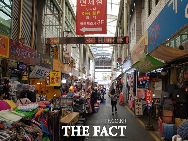 추석 대목을 앞둔 시장에는 장을 보러 나온 사람들로 북적였던 수년전과 달리 한산했다./대구=변동진 기자