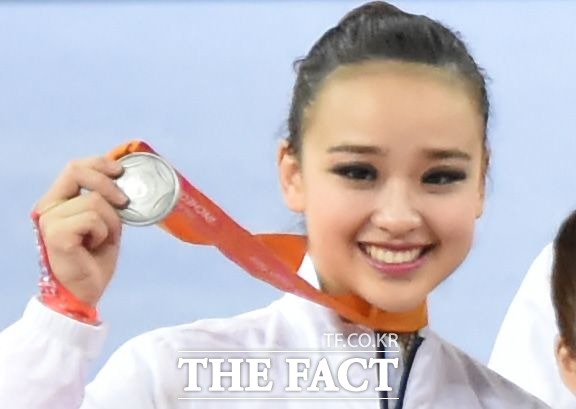 손연재 악플러가 모욕죄로 30만원 벌금형을 선고받자 온라인상에서는 누리꾼들의 갑론을박이 이어지고 있다. 사진은 2014년 인천 아시안게임 리듬체조 단체 결선 및 개인 예선에서 은메달을 목에 건 뒤 미소 짓고 있는 손연재의 모습이다. /더팩트DB