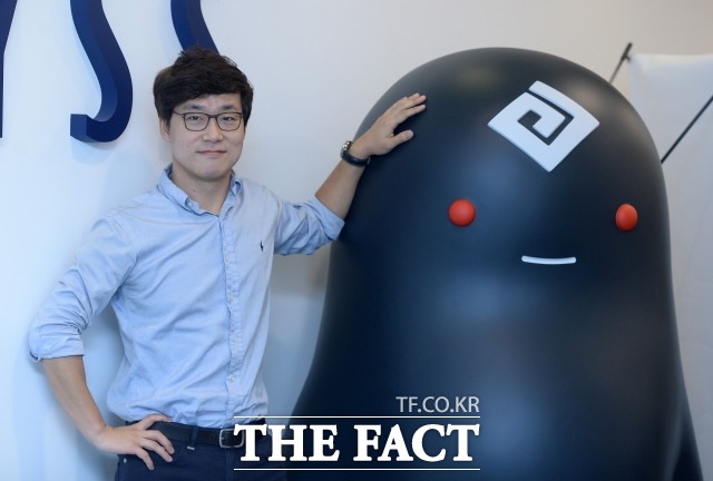 함영철 펄어비스 전략기획실장이 검은사막 대표 마스코트인 흑정령과 함께 포즈를 취하고 있다. 대형 흑정령 조형물은 펄어비스가 코스닥 시장에 상장할 때 카카오게임즈로부터 선물을 받았다. /안양=임세준 기자