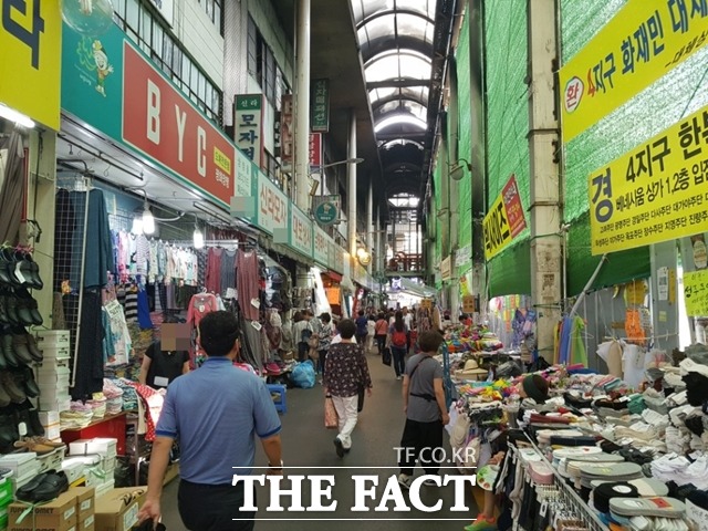 지난해 화마로 터를 잃은 4지구 상인들은 서문시장에서 250여m 떨어진 베네시움 건물 1∼4층에 한복, 이불, 액세서리 등을 파는 점포를 마련했다./대구=변동진 기자