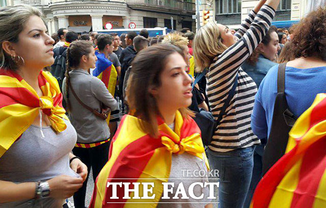 카탈루냐 독립기 에스텔라다를 몸에 두르고 시위를 하는 여성들. /바르셀로나=독자 제공