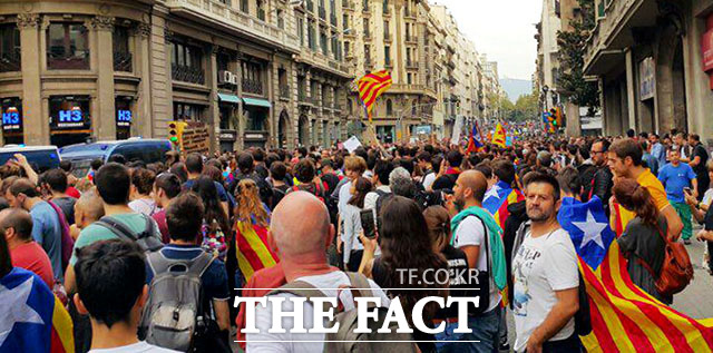 카탈루냐의 분리독립을 지지하는 시민들이 카탈루냐 주도 바르셀로나 거리로 나와 시위를 하고 있다. /바르셀로나=독자 제공