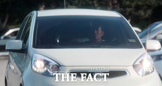 남경필 경기도지사가 자신의 소형차량으로 서울구치소를 빠져나가고 있다. /의왕=임영무 기자