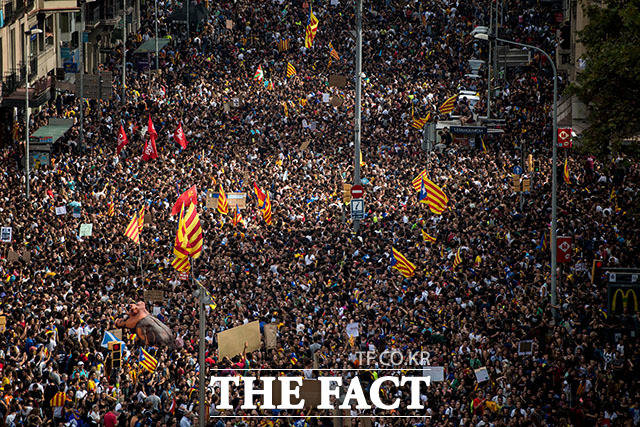 2일(현지시간) 스페인 바르셀로나에서 열린 카탈루냐 분립독립 투표를 방해한 폭력 사태에 항의하기 위해 수천명의 시민이 총파업에 참가하고 있다. /게티이미지