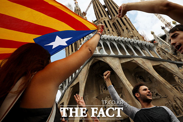 카탈루냐의 분리독립을 지지하는 한 대학생이 카탈루냐 독립기 에스텔라다를 들고 있다.  /게티이미지