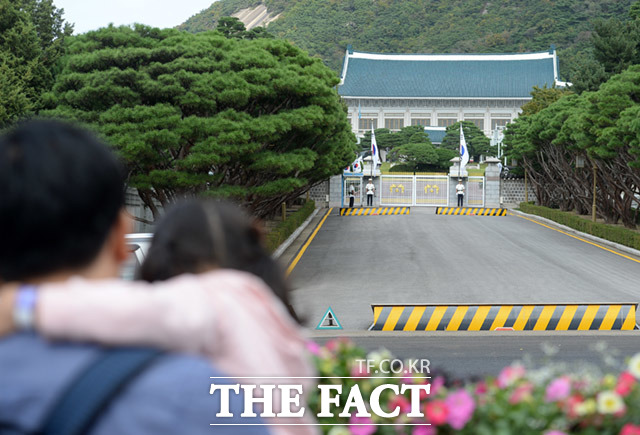 아빠 품에 안겨서 청와대 관람을 즐기는 아이도 있고