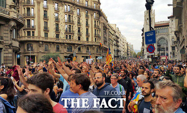 카탈루냐 분리독립 투표 결과를 둘러싸고 스페인 중앙정부와 카탈루냐 자치정부 간 갈등이 점점 고조되고 있다. 3일(현지시간) 카탈루냐의 분리독립을 지지하는 시민들이 거리로 나와 카탈루냐 독립기 에스텔라다를 들고 시위를 하고 있다. /바르셀로나=독자 제공