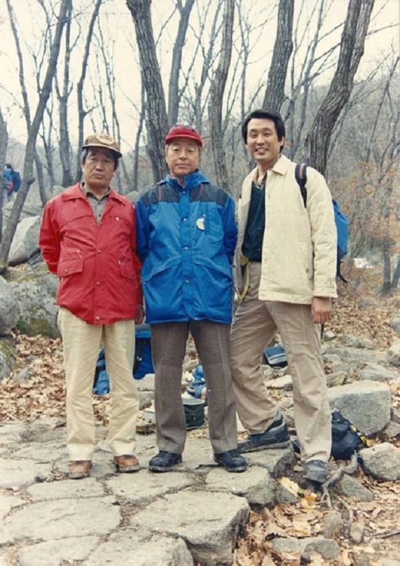 1986년 민주산악회 초창기 시절 김영삼(가운데) 전 대통령과 김무성(오른쪽) 바른정당 의원 모습. /김무성 의원실 제공
