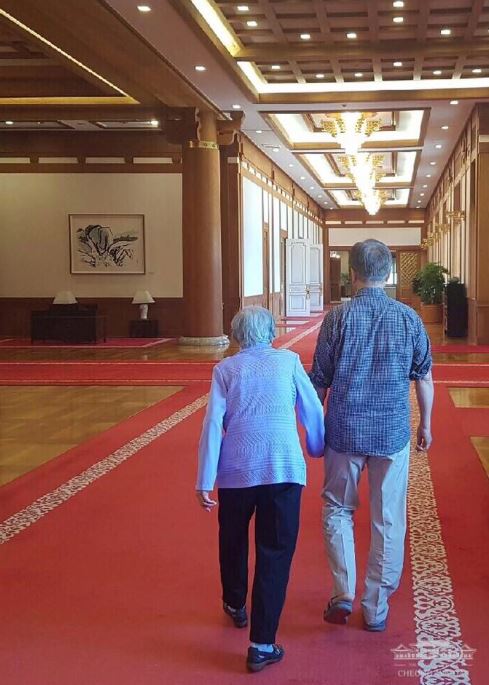 문재인 대통령과 그의 어머니. /청와대 페이스북