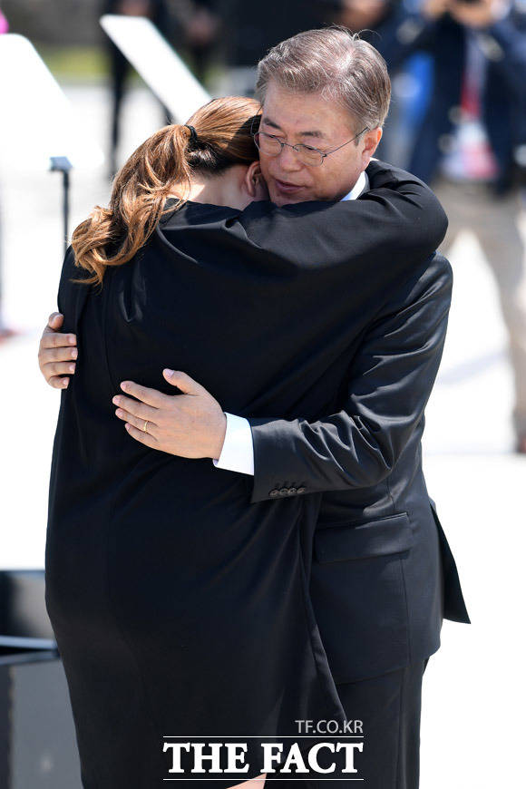 5월 18일 광주 국립 5·18 민주묘지에서 열린 제37주년 5·18 민주화운동 기념식1막에서 5·18 유족 김소형 씨가 희생자에게 보내는 편지를 낭독하자 문재인 대통령이 직접 무대에 올라가 김 씨를 포옹하고 있다./배정한 기자
