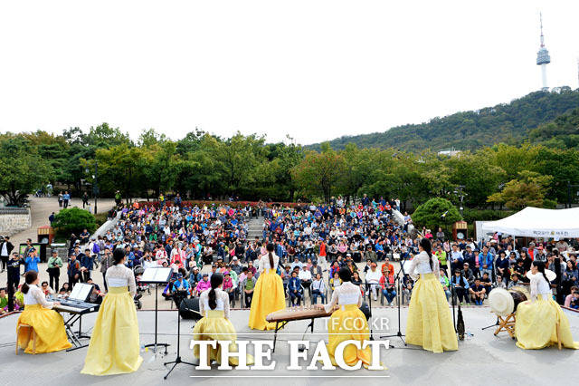 추석 연휴, 남산골 한옥마을을 찾은 관광객과 나들이객이 공연을 즐기며 가을의 정취를 느끼고 있다.