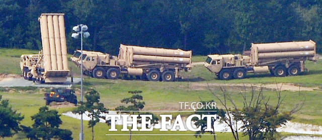 지난 9월 7일 경북 성주군 사드기지에 사드(THAAD·고고도미사일방어체계) 발사대 4기가 배치되고 있다.