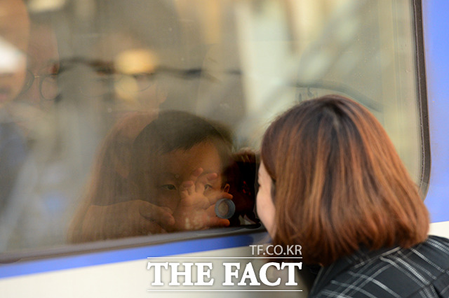 추석연휴가 막바지에 이르고 있는 7일 오후 서울역에서 시민들이 지방으로 내려가는 역귀경객들을 배웅하고 있다. /남용희 기자