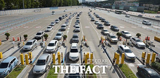 추석 연휴 후 첫 주말인 7일 경기도 성남시 경부고속도로 서울요금소를 통과하는 상하행선 차량이 몰리고 있다. /문병희 기자