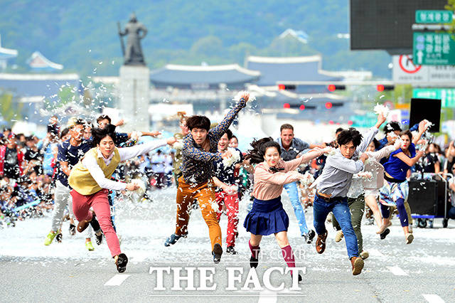 서울거리예술축제가 8일 오후 서울 청계광장 앞에서 열린 가운데 참가자들이 서울광장까지 행진을 하며 퍼포먼스를 하고 있다.