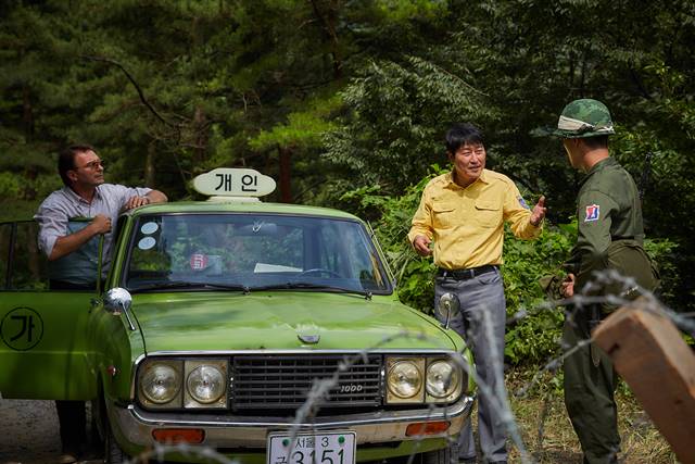영화 택시운전사 속 계엄군으로부터 검문받고 있는 김사복의 택시. /쇼박스 제공
