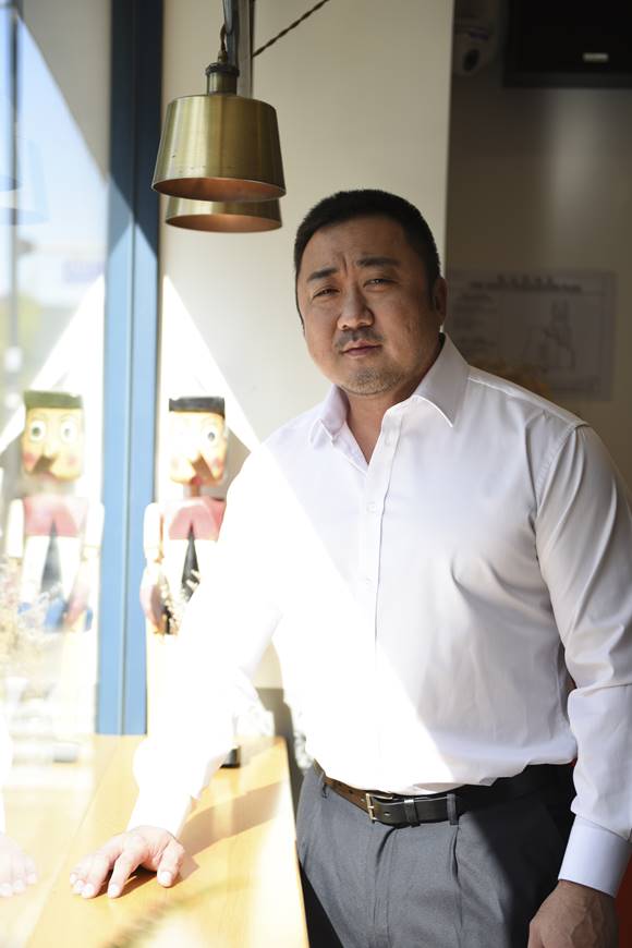 어릴적 꿈이 형사였다는 마동석은 어렸을 때 집에 강도가 든 적이 있다면서 그래서 경찰이 되고 싶은 마음이 있었다고 털어놨다. /키위미디어 제공