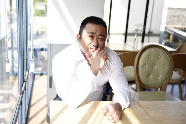 이번에는 형사들이 제일 빨라요. 영화 범죄도시를 기획하고 출연한 배우 마동석이 영화 속 형사 역할에 대해 자신의 의견을 밝혔다. 마동석은 형사들은 실제로 항상 사건의 제일 앞에 있다고 말했다. /키위미디어 제공