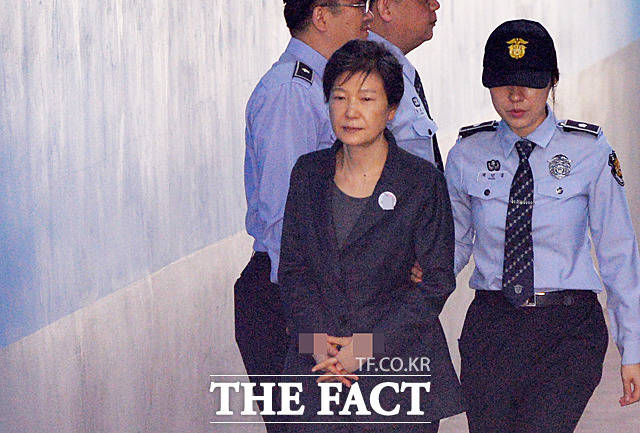 뇌물혐의 등으로 구속 기소된 국정농단의 중심인 박근혜 전 대통령이 10일 오전 서울 서초동 서울중앙지방법원에서 열리는 제78차 공판에 출석하기 위해 법원으로 들어서고 있다.