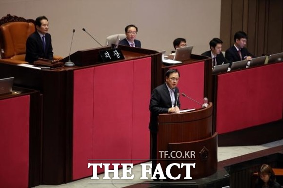 이명수 한국당 의원은 현 국회 시스템 하에선 처리되지 못하고 사라지는 법안들이 많다면서 정치 시스템이 바뀌어야 한다고 강조했다. 사진은 본회의에서 법안 제안설명을 하고 있는 이 의원. /이명수 의원실 제공