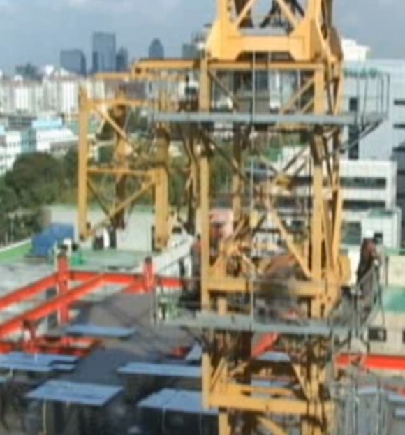 10일 오후 경기도 의정부의 아파트 공사 현장에서 타워크레인이 무너져 3명이 숨지고 2명이 부상했다. /유튜브 캡처