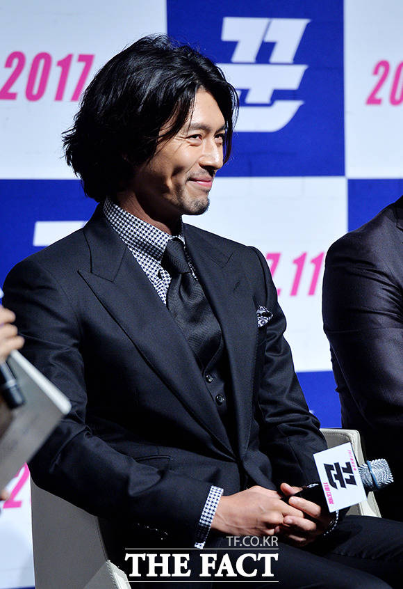 배우 현빈이 11일 오전 서울 강남구 압구정 CGV에서 열린 영화 꾼 제작발표회에 참석해 미소 짓고 있다. /이덕인 기자