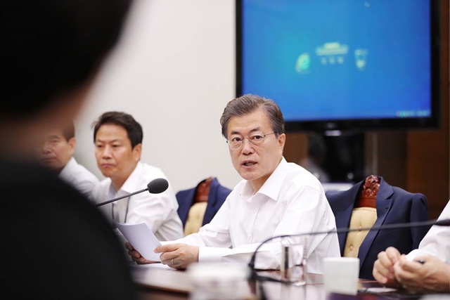 청와대는 12일 박근혜 정부의 세월호 사고 관련 문서 조작 의혹을 제기했고, 문재인 대통령은 이와 관련해 모든 국민적 의혹이 해소될 수 있도록 공개하는 게 좋다고 밝혔다./청와대 제공