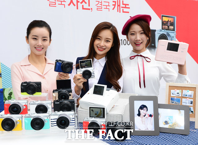 캐논코리아가 12일 오전 서울 세종대로 청계광장에서 미러리스 카메라 EOS M100 및 포토프린터 셀피 CP1300과 데코 아이템으로 구성된 캐논 X JAJU 스페셜 패키지를 선보이고 있다.