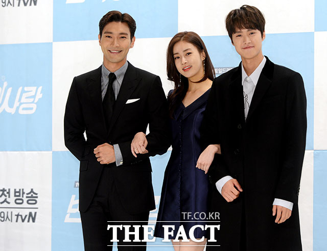 tvN 새 토일드라마 변혁의 사랑 제작발표회에서포토타임을 갖는 최시원, 강소라, 공명.