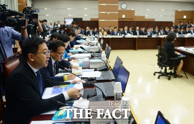 금태섭 의원은 이날 박 전 대통령에 대한 구속 영장 재발부는 편법이라고 주장하는 자유한국당 의원들과 설전을 벌였다. /배정한 기자