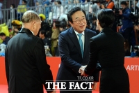 [TF포토] 강수연 위원장과 인사 나누는 서병수 부산시장