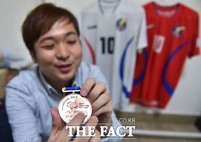 지영 씨는 시각장애인 축구 국가대표 출신이다. 2010 광저우 장애인 아시안게임에서 딴 동메달을 소개하는 얼굴에 미소가 번진다.