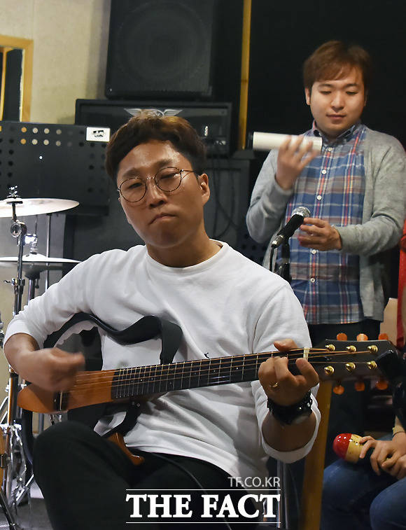 드럼을 쓰기 어려운 거리 공연에서 지영 씨(오른쪽)는 다른 타악기를 연주한다.