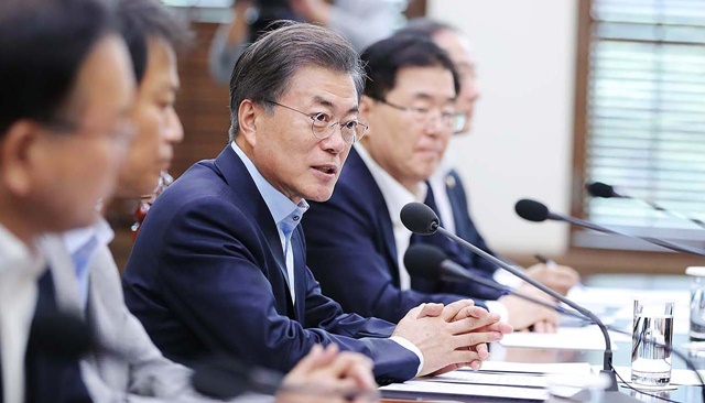 청와대는 13일 박근혜 정부에서 발생한 세월호 참사 관련 대통령훈령 불법조작 사건에 대해 대검에 수사의뢰하기로 했다고 밝혔다./청와대 제공