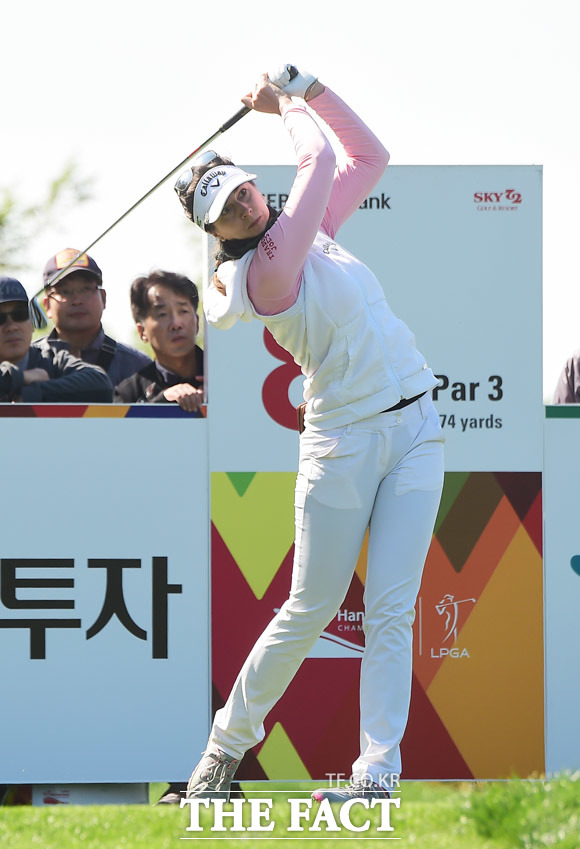 2017 미국여자프로골프(LPGA) 투어 KEB하나은행 챔피언십 2라운드 경기가 13일 인천 영종도 스카이72 골프클럽에서 열린 가운데 산드라 갈이 8번홀에서 티샷을 하고 있다.