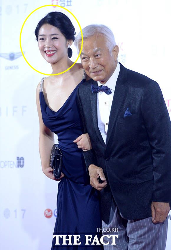 정체불명의 이 여성은 과연 누구일까? 배우 신성일은 자신의 회고전이 열리는 22회 부산국제영화 개막식에 참석하며 외손녀로 알려진 젊은 여성과 나란히 팔짱을 끼고 레드카펫을 통과했다. 하지만 더팩트 취재결과 신성일 엄앵란 부부의 외손녀는 아닌 것으로 확인됐다. /부산=임세준 기자