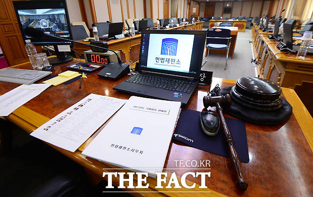 국회는 이날 13개의 상임위에서 국감을 가동했으나 여러 곳에서 파행이 벌어졌다. 13일 오전 서울 종로구 헌법재판소에서 열린 국회 법제사법위원회의 헌법재판소에 대한 국정감사가 김이수 헌재소장권한대행의 자격 문제를 놓고 벌어진 여야의 다툼으로 파행돼 국감장이 텅 비어있다./종로=이새롬 기자