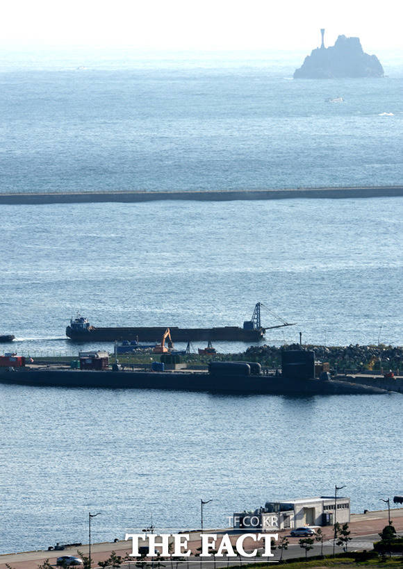 미국 핵추진 잠수함 미시간호(SSGN-727·배수량 1만9000t)가 13일 오후 부산 남구 해군작전사령부에 입항하고 있다. /임세준 기자