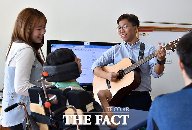 가을을 주제로 한 음악 시간, 학생들에게 기타 연주로 노래를 가르치는 김 선생님. 학생들의 생일에 각 교실을 찾아가 기타 연주로 축하 노래를 선물하는 그는 이미 학교에서 유명 인사다.