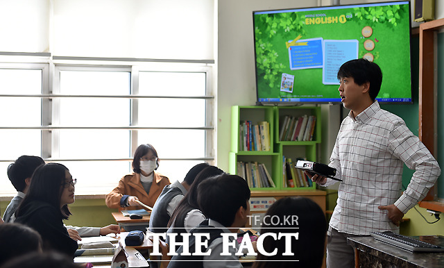 일반학교 교사가 된 첫 시각장애인 서울의 일반학교 재직 중인 김헌용 선생님이 유창한 영어로 수업을 진행하고 있다. 시각장애인으로는 첫 일반학교 선생님이다.